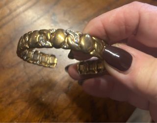 Bracciale rigido dorato con strass