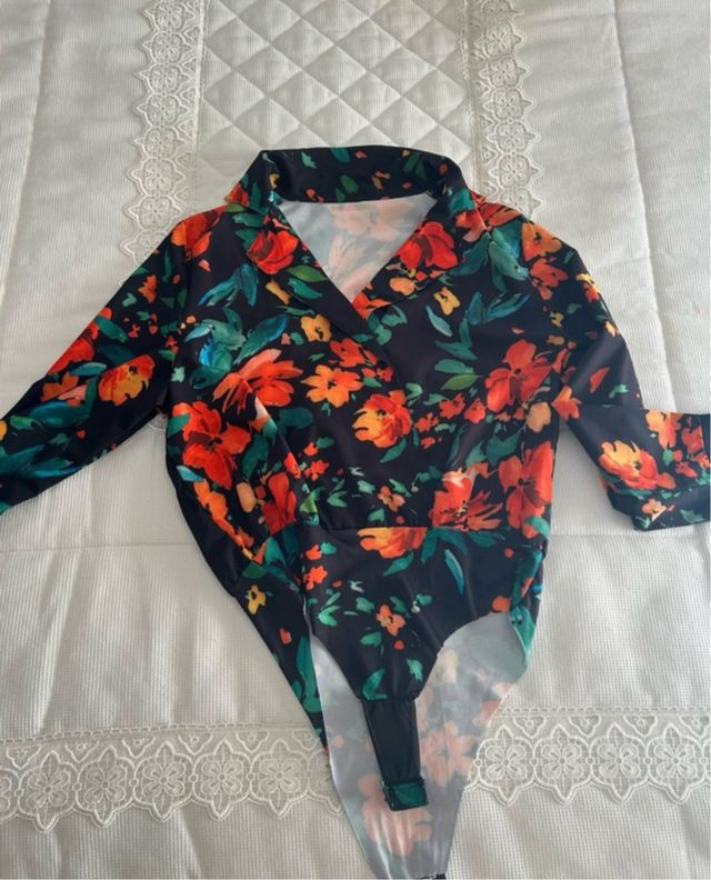 Bodi floral manga larga