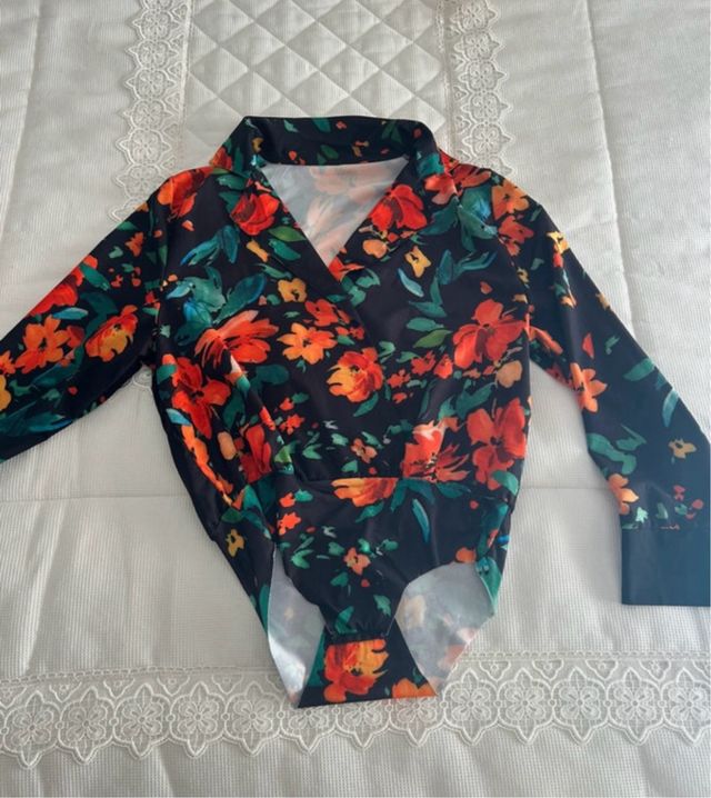 Bodi floral manga larga