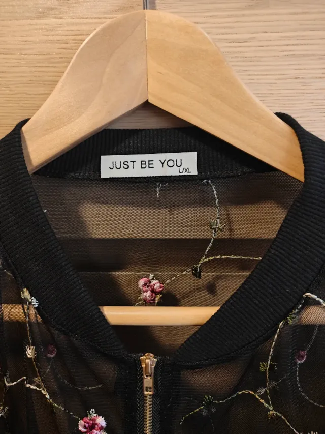 Chaqueta bomber transparente bordada