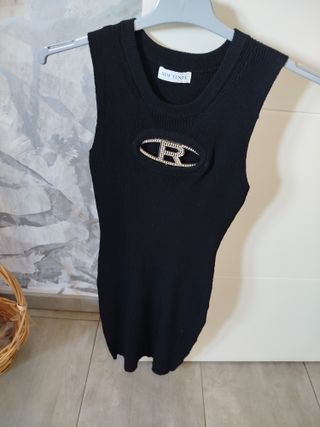 Vestido negro ajustado sin mangas