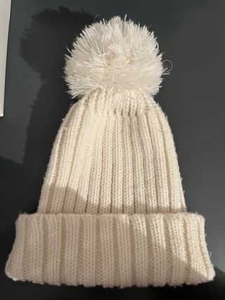 Berretto bianco con pompon