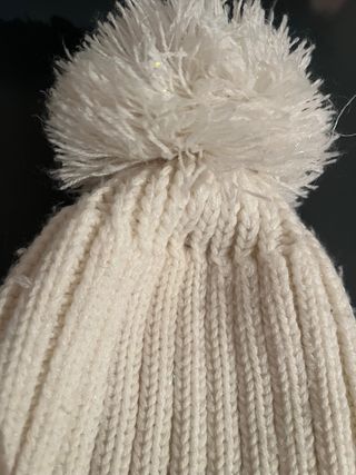 Berretto bianco con pompon