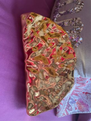 Bolso dorado con diseño martillado