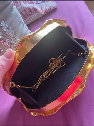 Bolso dorado con diseño martillado