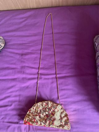 Bolso dorado con diseño martillado