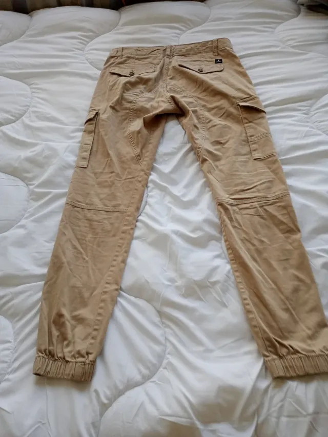 Pantalones cargo beige