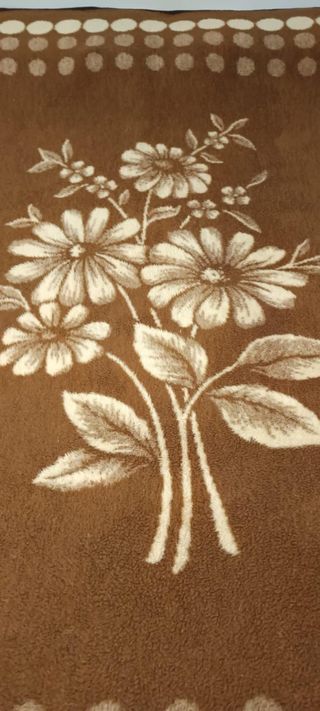 manta marrón y beige  con dibujos