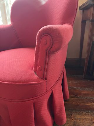 Butaca de tela roja. Tengo dos butacas iguales.