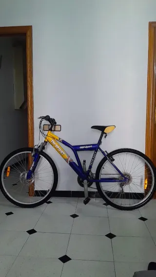 Bicicleta Montaña Azul y Amarilla