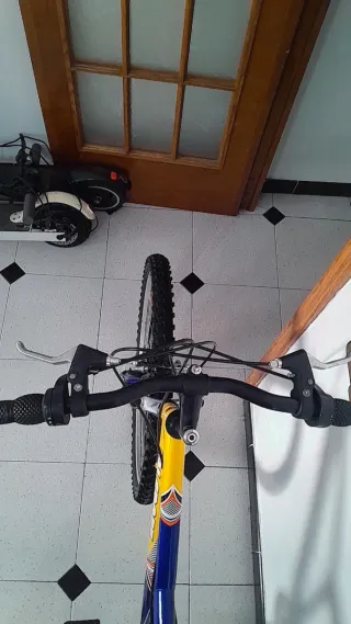 Bicicleta Montaña Azul y Amarilla