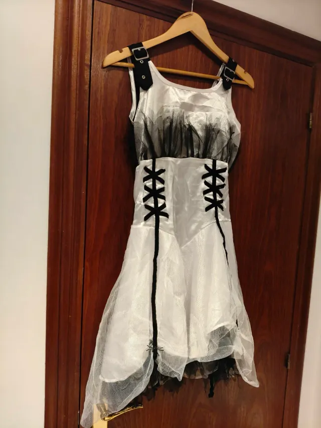 Disfraz niña estilo gótico blanco y negro. 8/10