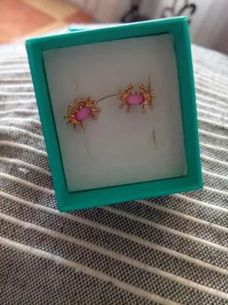 Pendientes de cangrejo bañados en oro