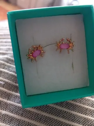 Pendientes de cangrejo bañados en oro