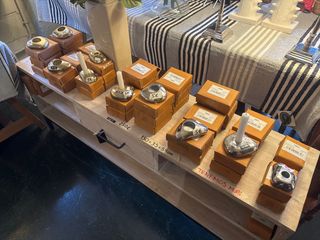 Porta velas metálicos dorados y plateados