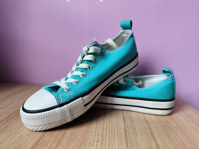 Zapatillas deportivas azul turquesa