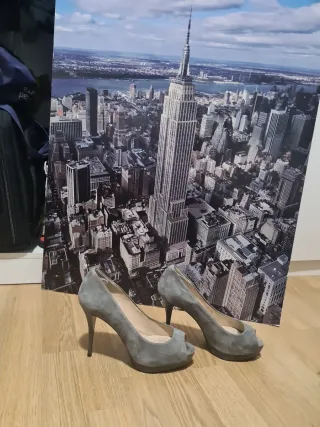 Zapatos de tacón grises