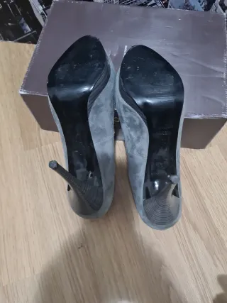 Zapatos de tacón grises
