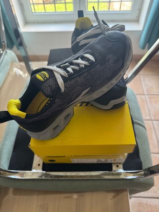 Zapatos de seguridad Diadora negros y grises