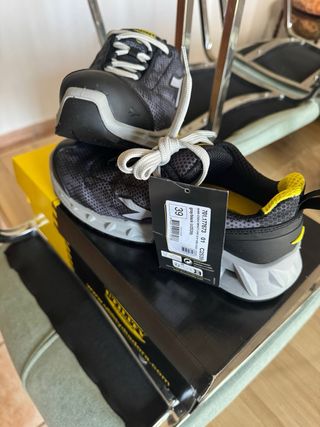 Zapatos de seguridad Diadora negros y grises