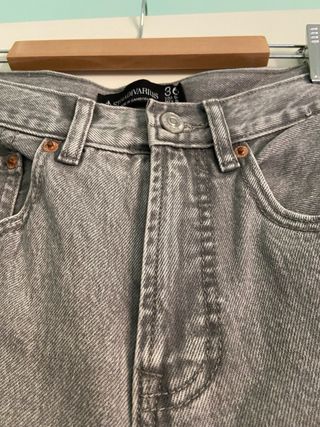 Pantalón vaquero gris desgastado