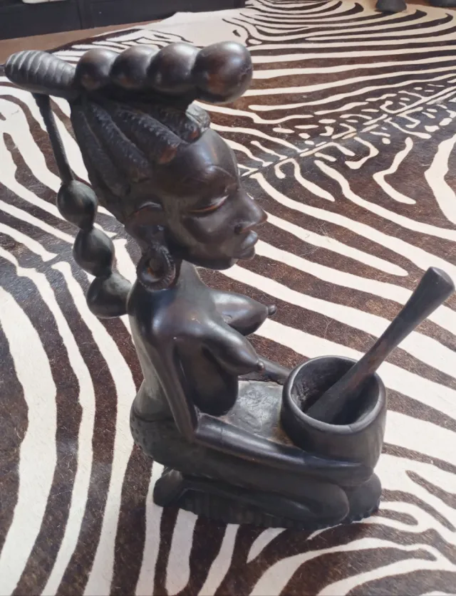 Statuetta in ebano di donna africana