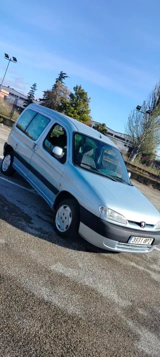 Peugeot Partner 2.0 HDI 90 cv doble pueta + porton