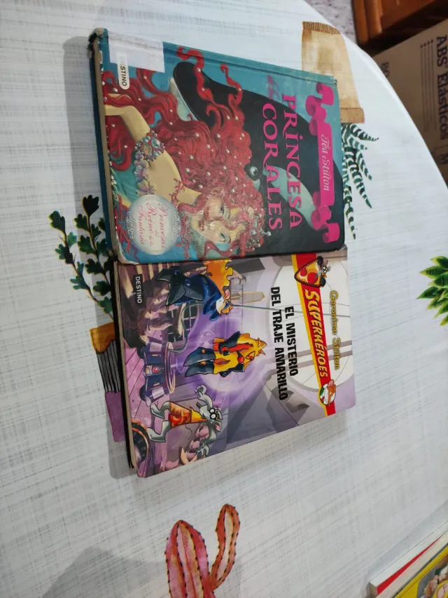 El misterio traje amarillo Princesa de los Corales