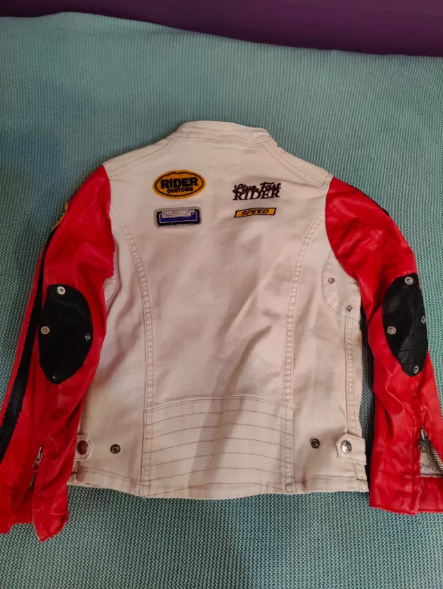 Chaqueta Replay blanca y roja. Super original