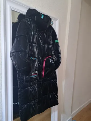 Plumas largo negro con detalles en color verde.