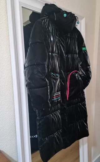 Plumas largo negro con detalles en color verde.