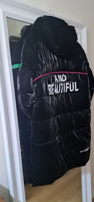 Plumas largo negro con detalles en color verde.