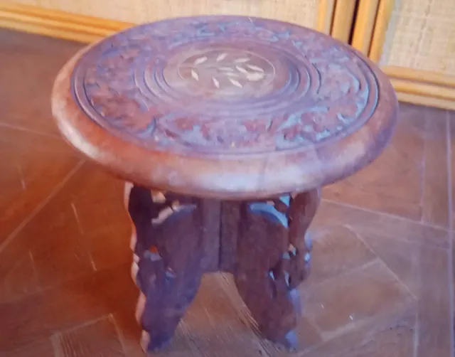 Tavolino ausiliario in legno intagliato