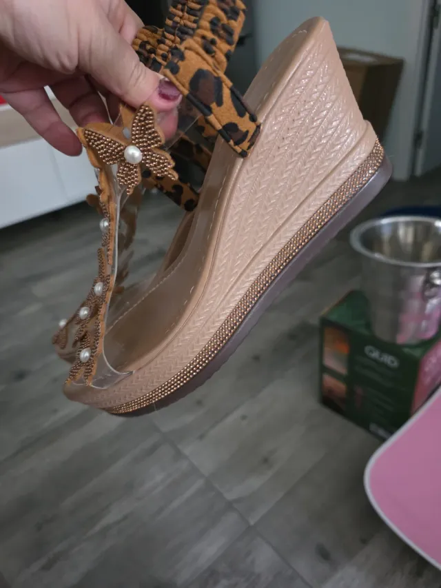 Sandalias cuña mariposa beige y dorado