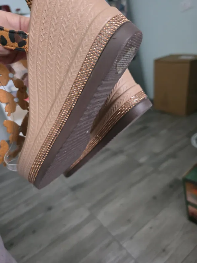 Sandalias cuña mariposa beige y dorado