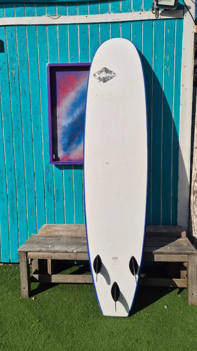 Tabla de surf blanca con quillas