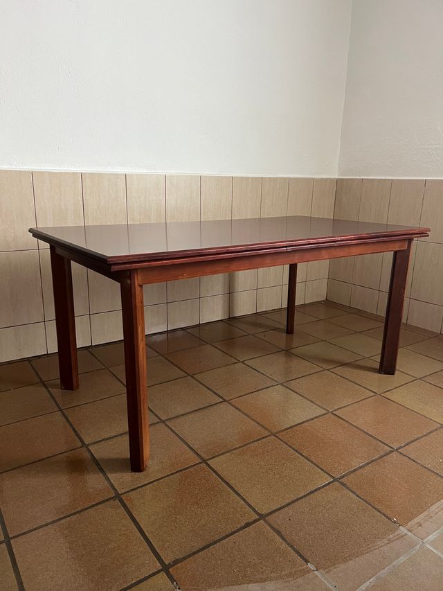 Mesa de madera maciza color caoba extensible