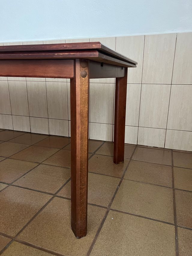 Mesa de madera maciza color caoba extensible