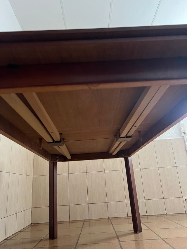 Mesa de madera maciza color caoba extensible