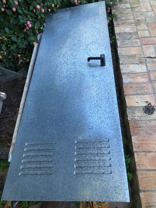 Puerta metálica con ventilación 1,98cm * 67cm