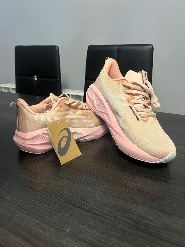 Asics Novablast 5 Beige/Rosa talla 40