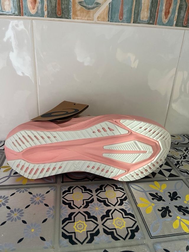 Asics Novablast 5 Beige/Rosa talla 40