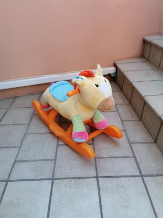 Caballo balancín infantil