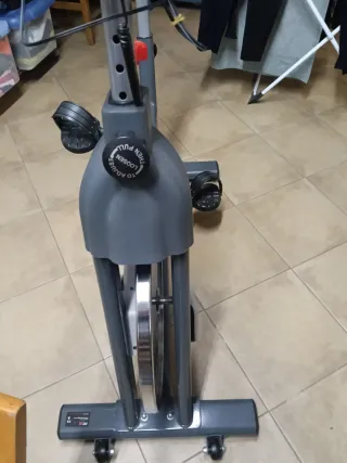 Bicicleta Spinning FITRU con pantalla