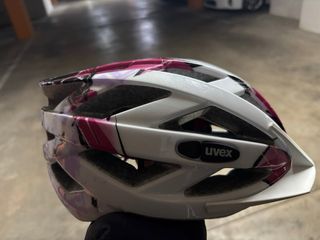 Casco de bicicleta con diseño marca Uvex