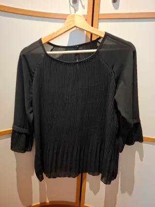 Blusa negra con tablas