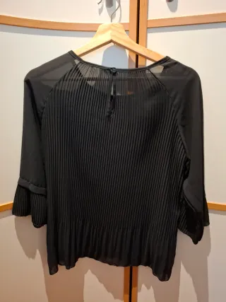 Blusa negra con tablas