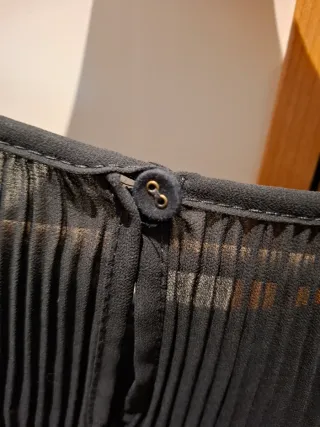 Blusa negra con tablas