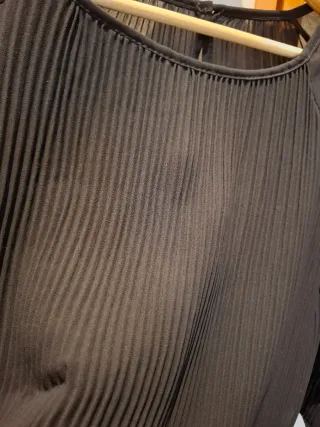 Blusa negra con tablas