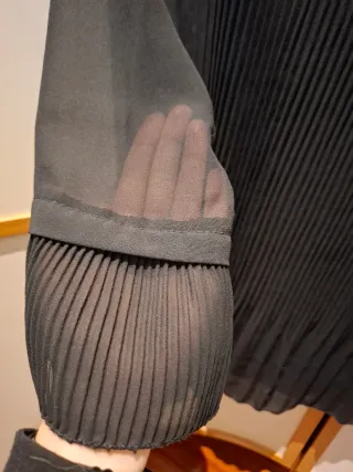 Blusa negra con tablas